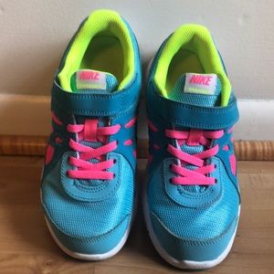 Nike Revolution 2 Girls Size 2Y Athletic Shoes Sneakers Neon Barely Worn No Box